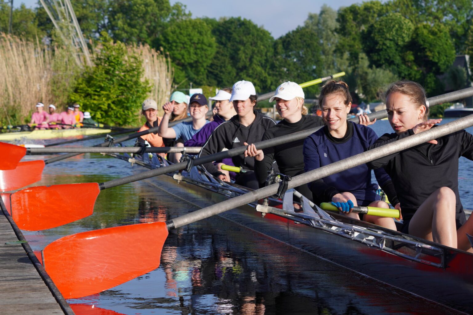 Gelegenheidsroeiploeg ViciMetro&Co vertrekt vanaf de start bij Asopos de Vliet. (Foto: Céderic van Rossum)