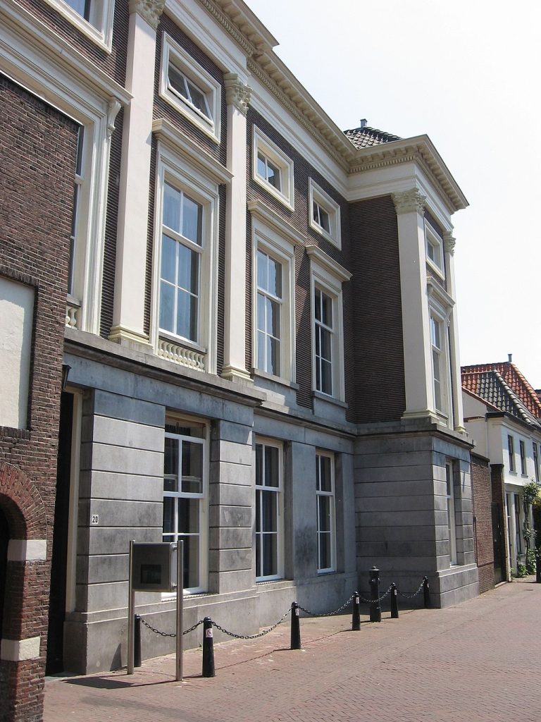 1024px-Delft_-_Papenstraat_20_Credit_(Photo%20WikipediaMichiel1972).jpg