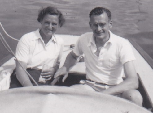 Oom Bart en tante Jo eind juni 1950 op de Kaag..jpg