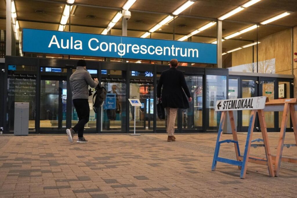 Het stemlokaal in de Aula op de TU Delft campus. Het is een foto van de ingang.