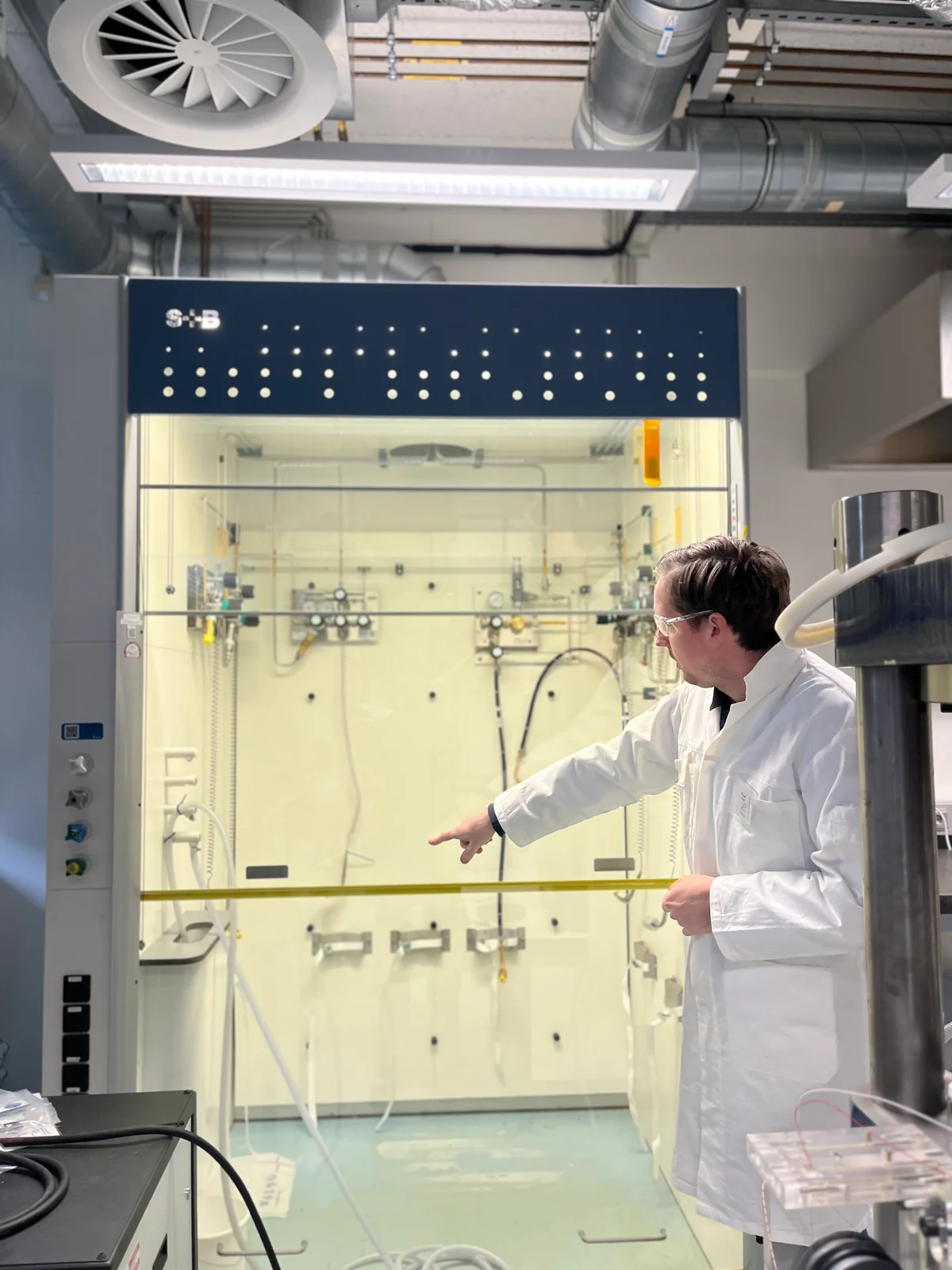 Edgar Steenstra wijst op enorme gasmenginstallatie, voor het nabootsen van planeetatmosferen. (Foto: Edda Heinsman)