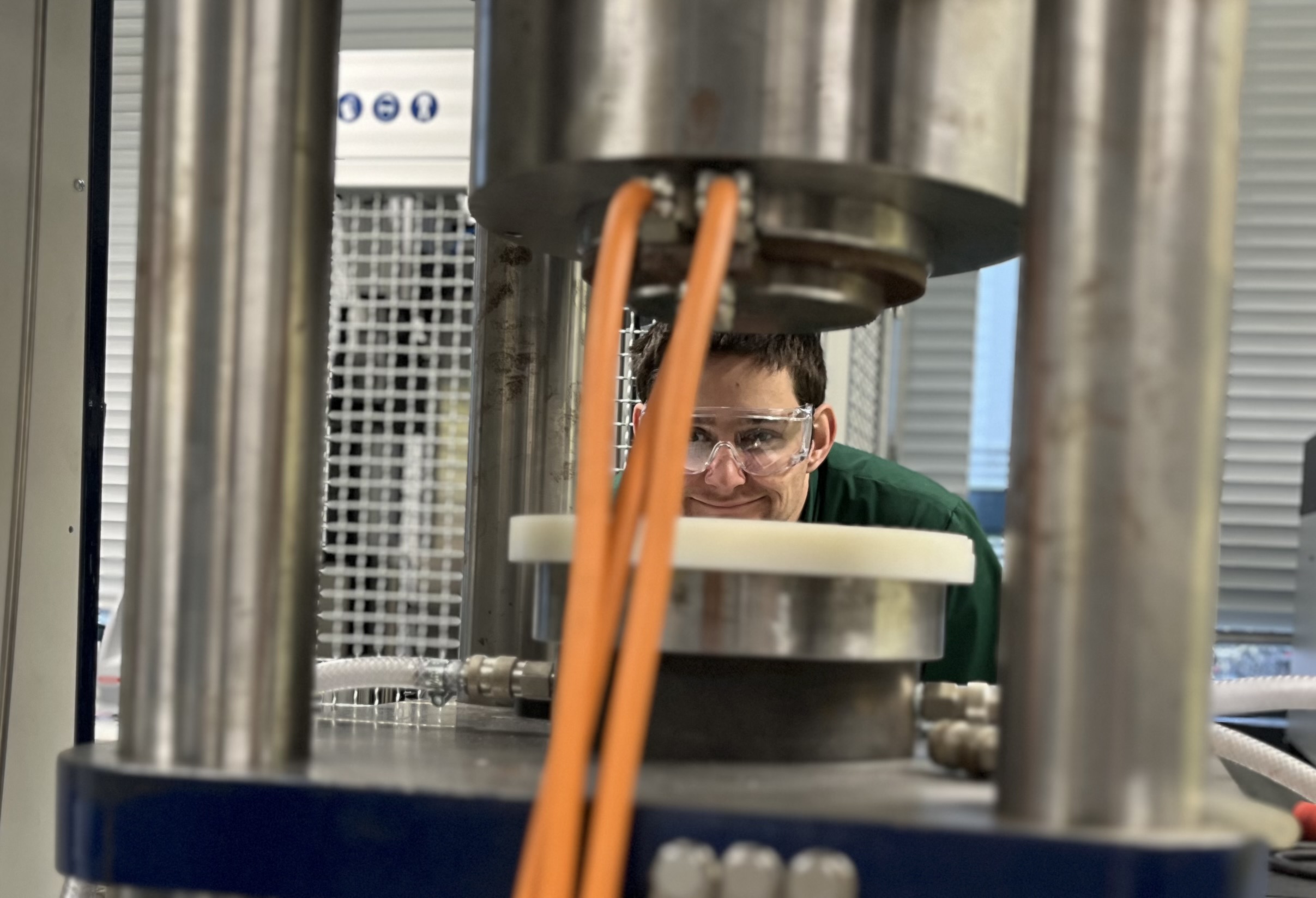 Jaap Jorritsma checkt of het sample klaar is om de 1500 kilo wegende pers in te gaan. (Foto: Edda Heinsman)