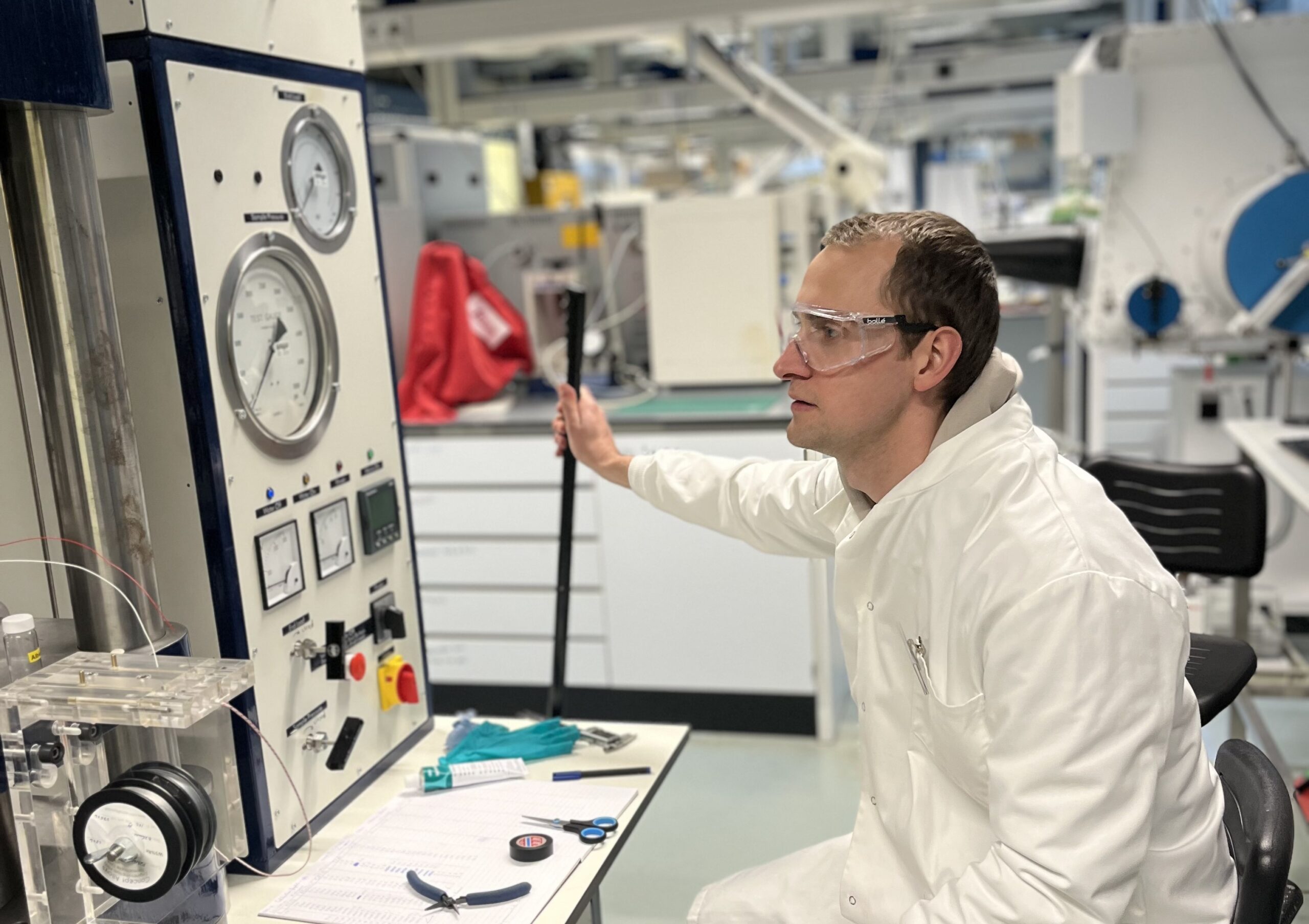 Guus Aerts bedient de pers en zendt daarmee het sample naar een gesimuleerde diepte van honderd kilometer. (Foto: Edda Heinsman)
