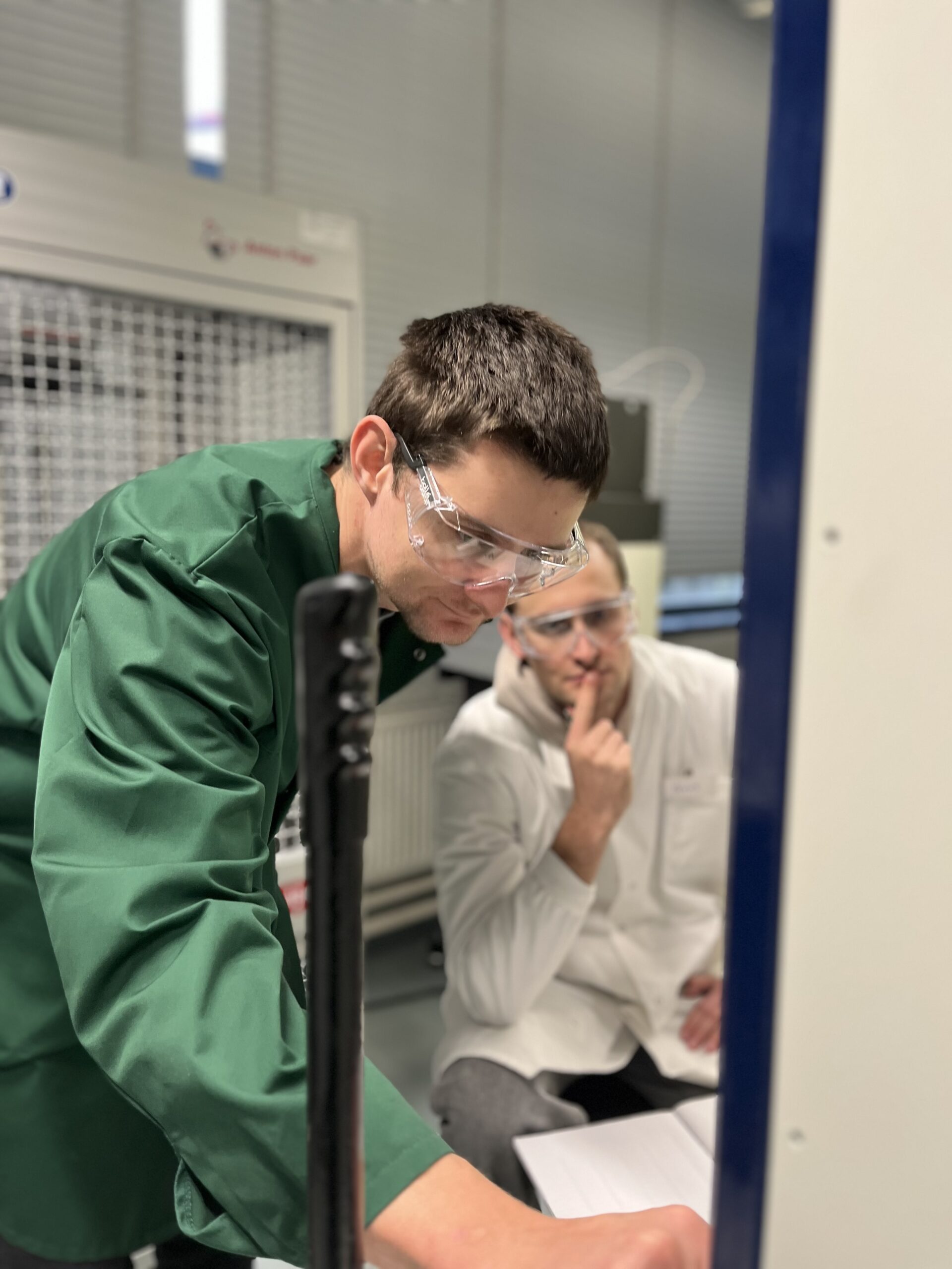 130 kilometer diep de aardkorst in, in een nieuw lab in Delft Promovendi Guus Aerts en Jaap Jorritsma aan het werk in het nieuwe planetenlab.