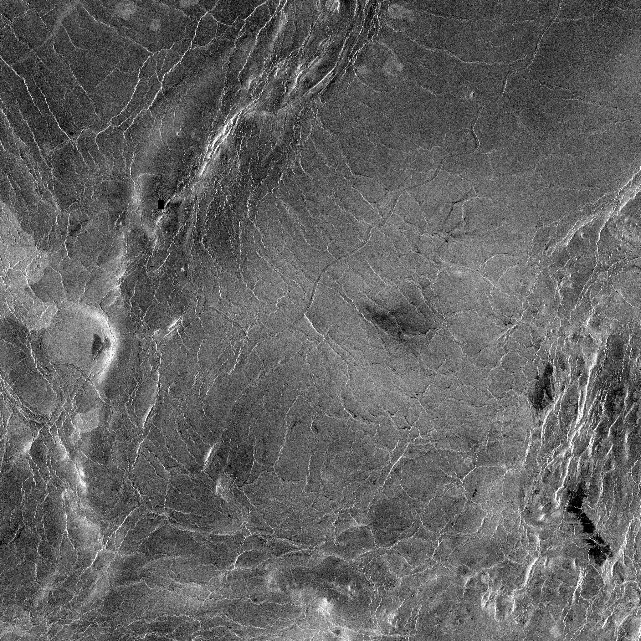 Op Venus loopt een kanaal (op deze collage-foto vanaf rechtsboven schuin omlaag) waarvan niemand precies weet hoe het is ontstaan. (Foto's: NASA/JPL)