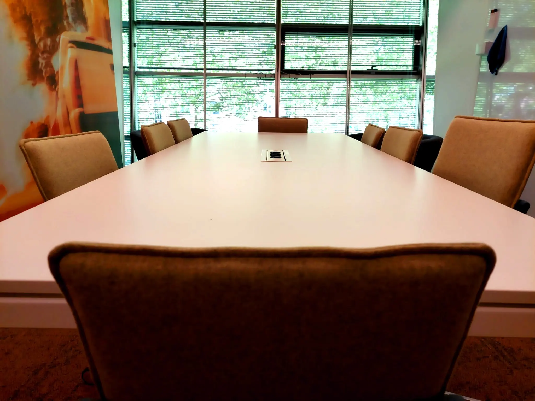 een vergadertafel met stoelen