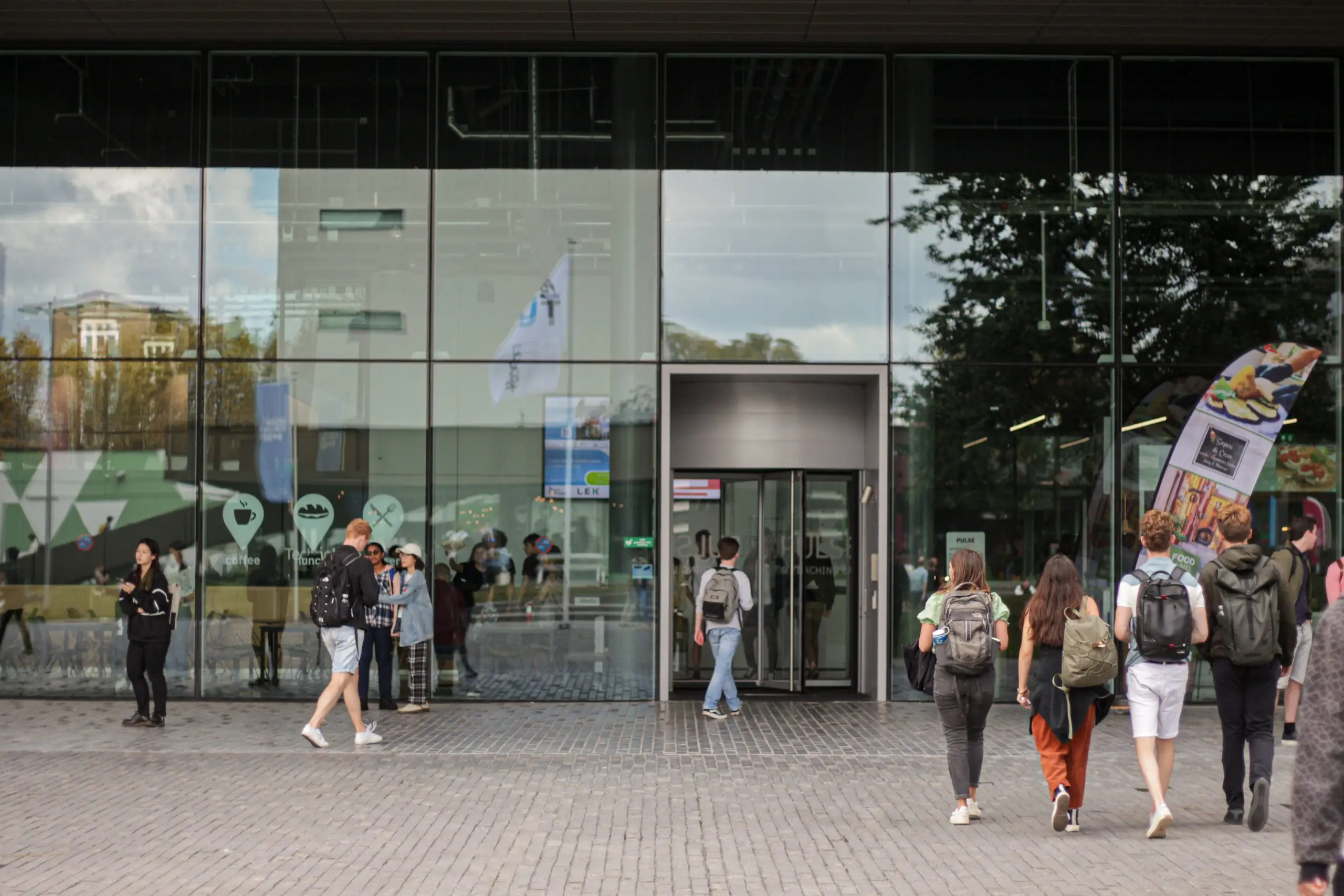 Inspectorate of Education assesses the social safety Plan for Change as inadequate studenten lopen een gebouw binnen