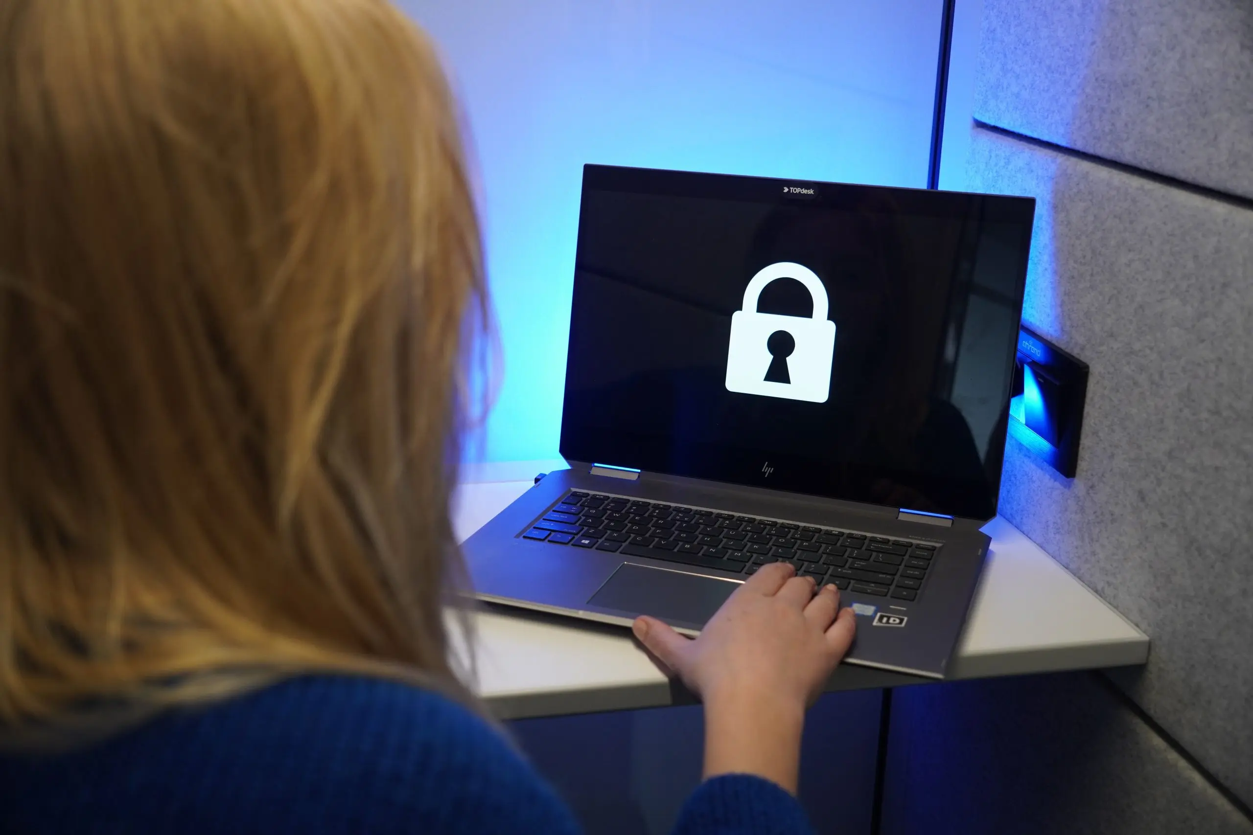 Een computerscherm met een afbeelding van een slot erop