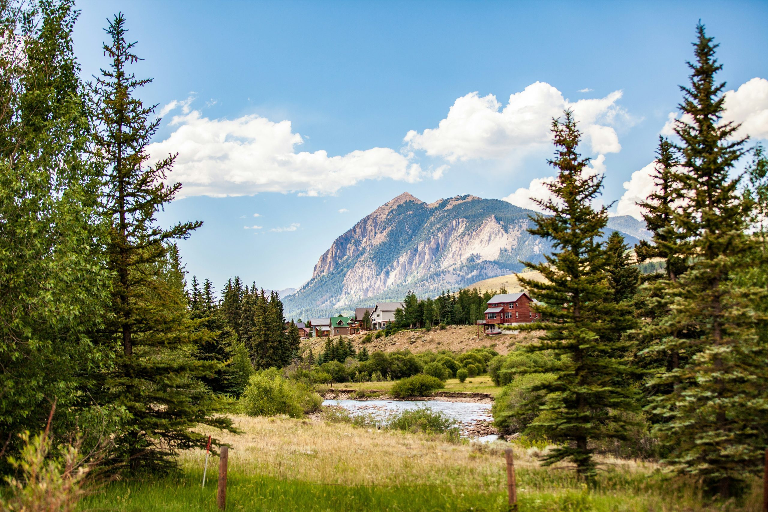 Een foto, maar het zou zomaar een schilderij van Bob Ross kunnen zijn. (Foto: Unsplash)