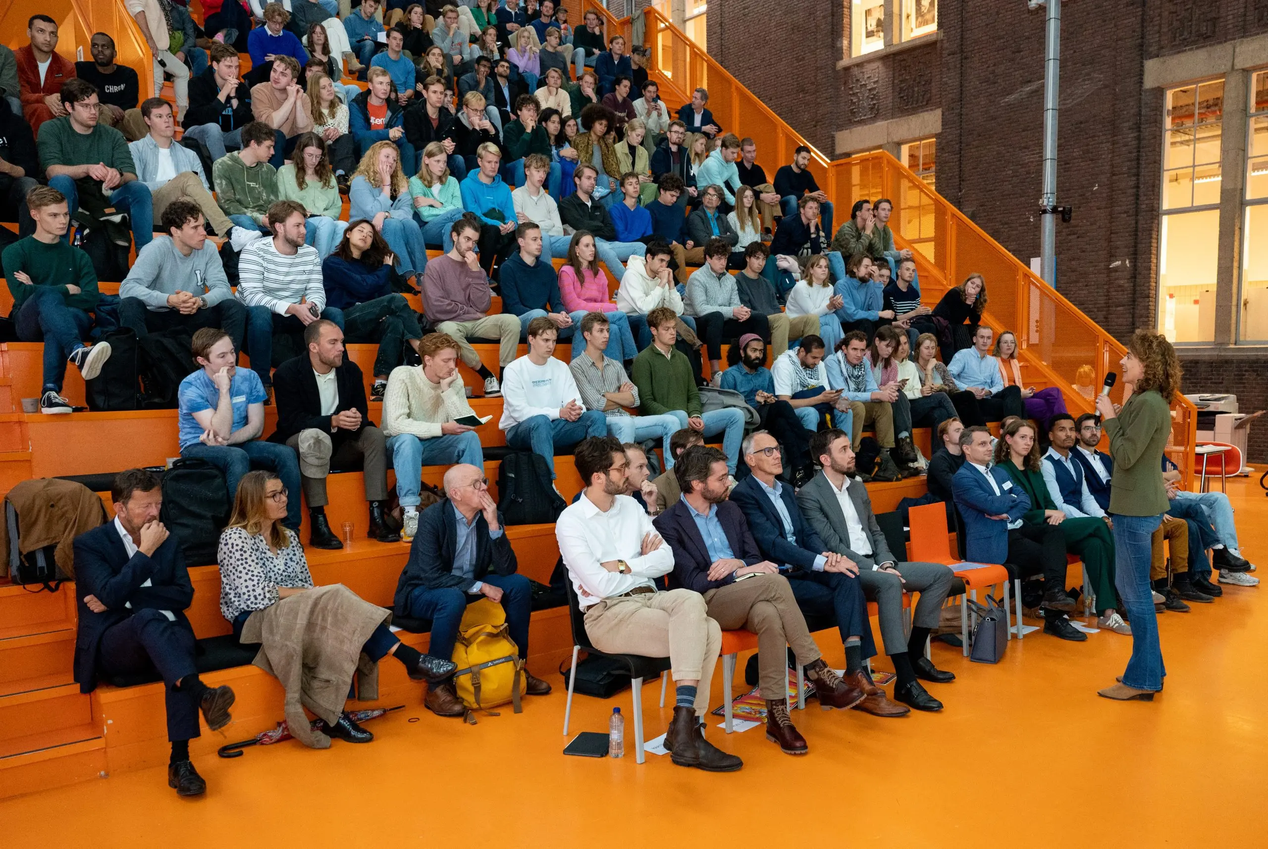 Hoe de VVD in gesprek ging met studenten van de TU Minister Sophie Hermans spreekt voor een zaal studenten bij de faculteit Bouwkunde van de TU Delft.