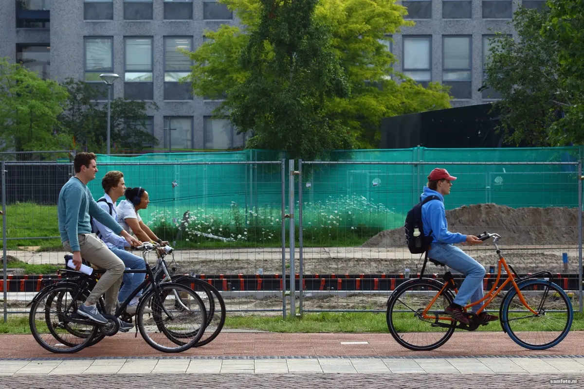 Fietsen rijden langs een hekwerk