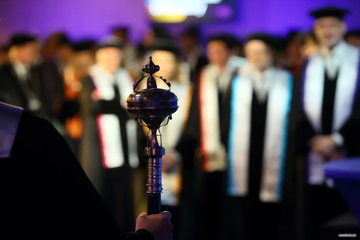 staf pedel bij Dies Natalis TU Delft