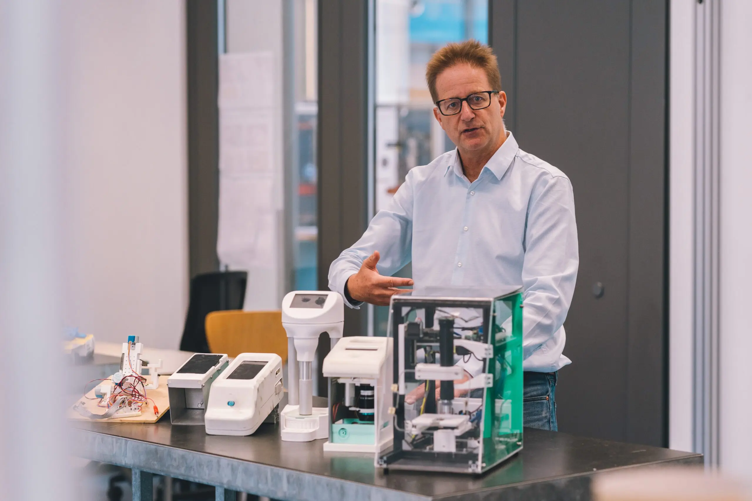 How an open source microscope helps detect parasites Man met medisch apparaat