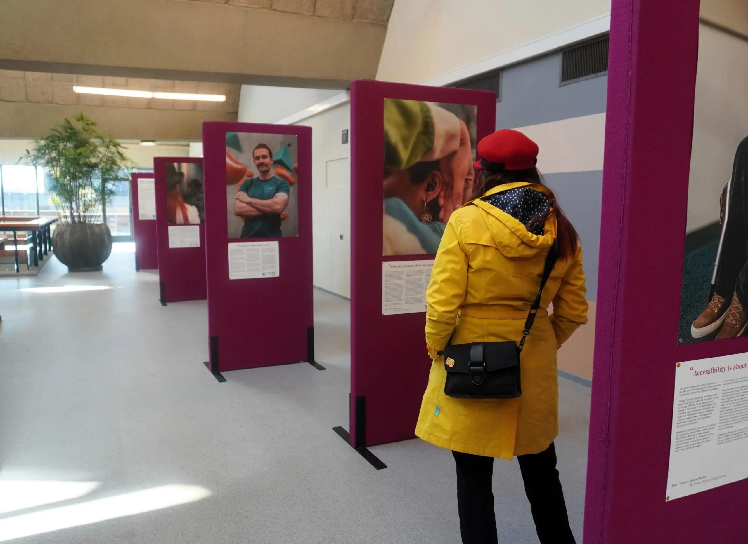 Expositie toont zichtbare en onzichtbare uitdagingen van studenten en medewerkers Een vrouw kijkt naar een foto