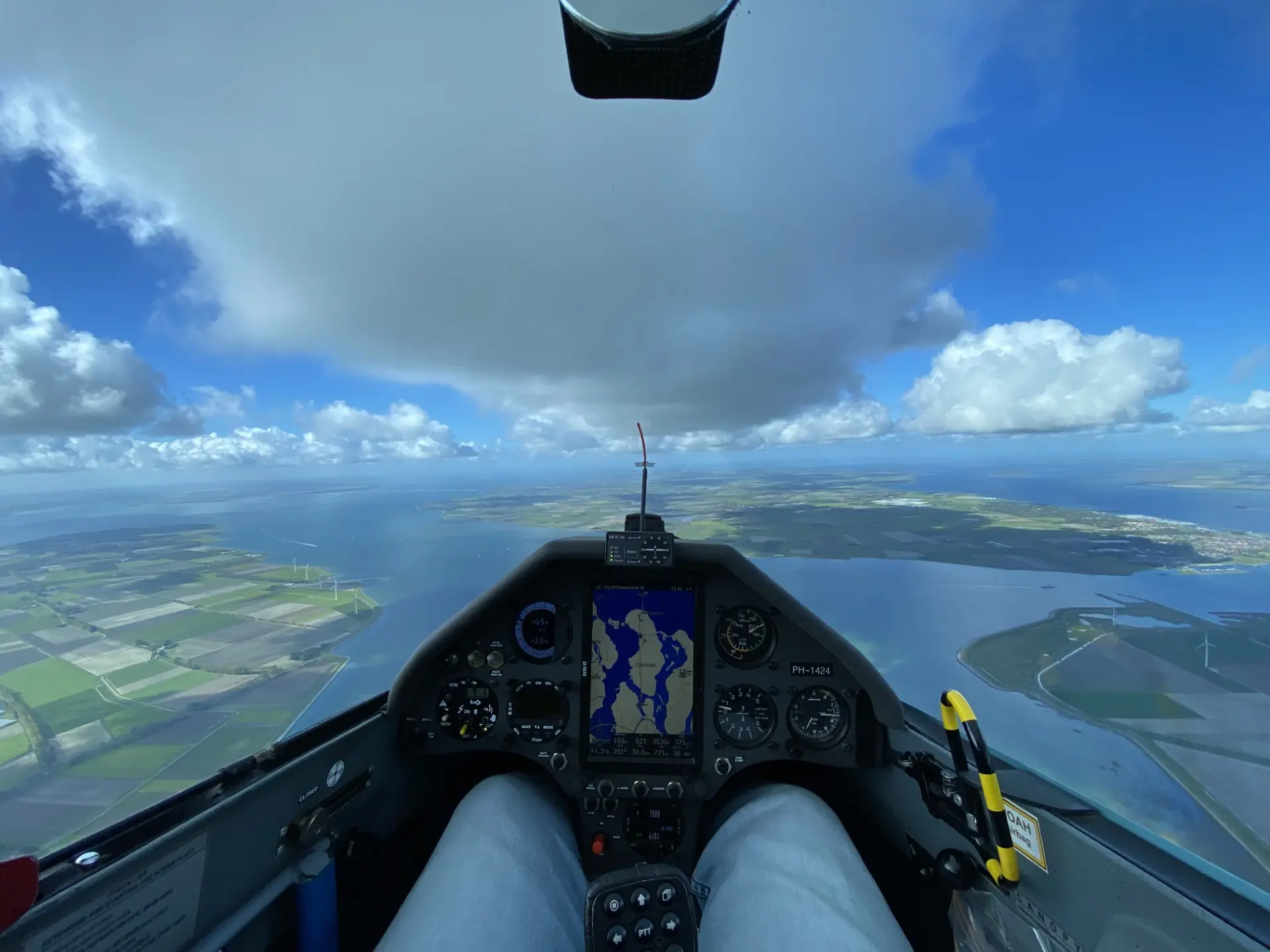 Glider Niels: ‘Everything revolves around finding thermals’ cockpit vanuit de lucht