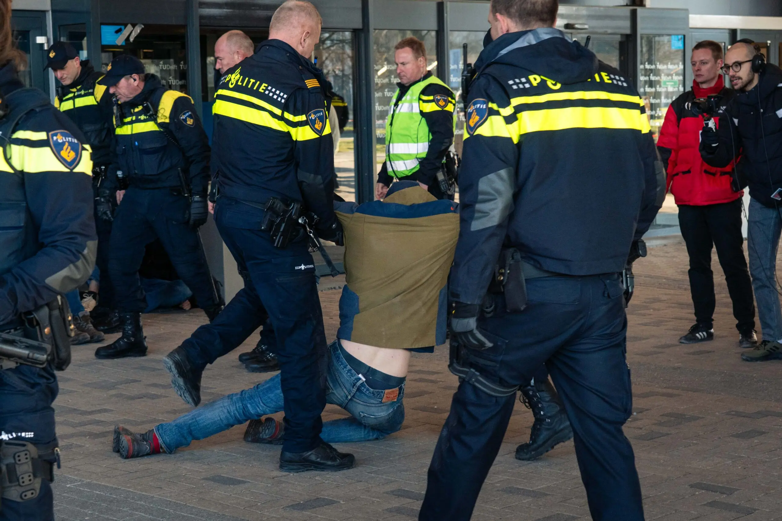 Ook in 2025 waren er activisten actief bij de Delft Career Days. Hun blokkade van de hoofdingang leidde tot de aanhouding van tien personen. (Foto: Thijs van Reeuwijk)