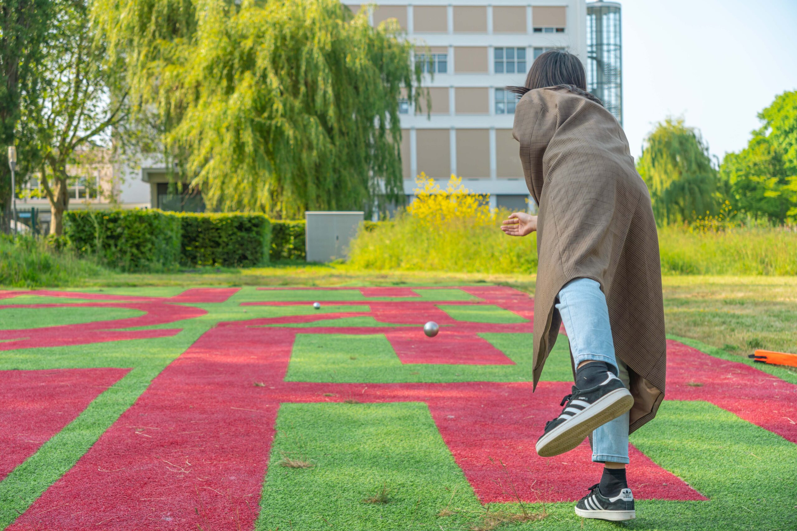 Zoek je leesvoer voor in de luie stoel? Je vindt het hier Persoon vanaf de rug gezien op jeu de boule veld