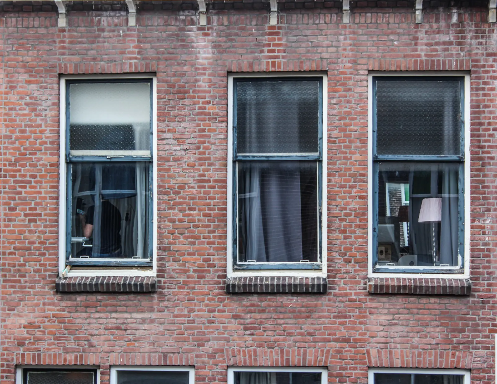 Een rij ramen van een studentenhuis