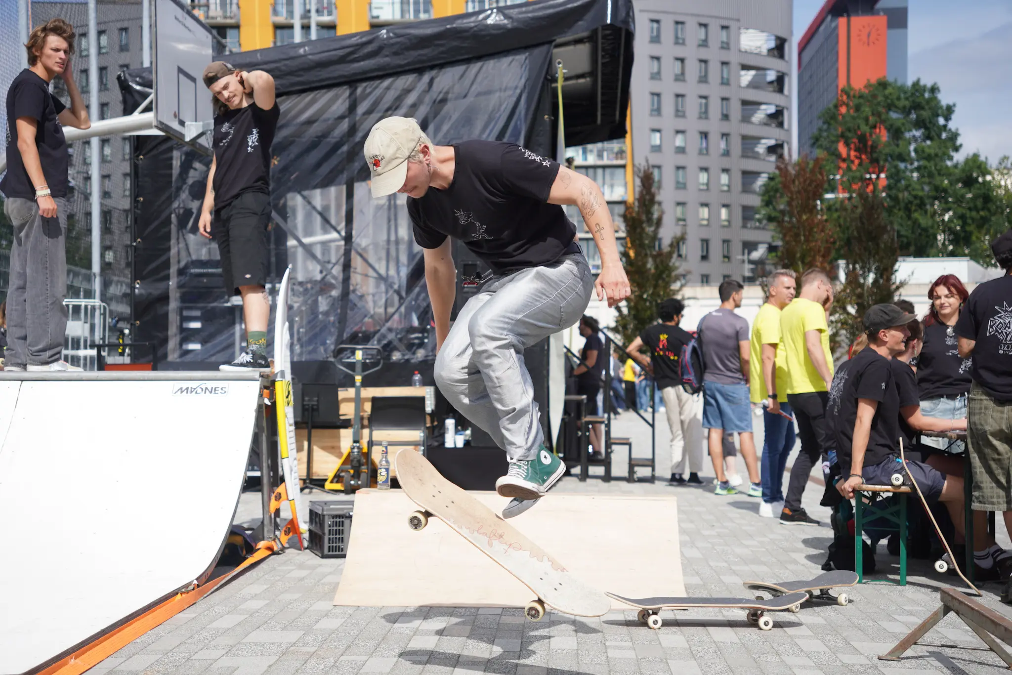 OWee dag 4: Activiteitenmarkt Een skater springt met zijn board onder zich. Op de achtergrond staan een tijdelijk muziekpodium en studenten die toekijken.