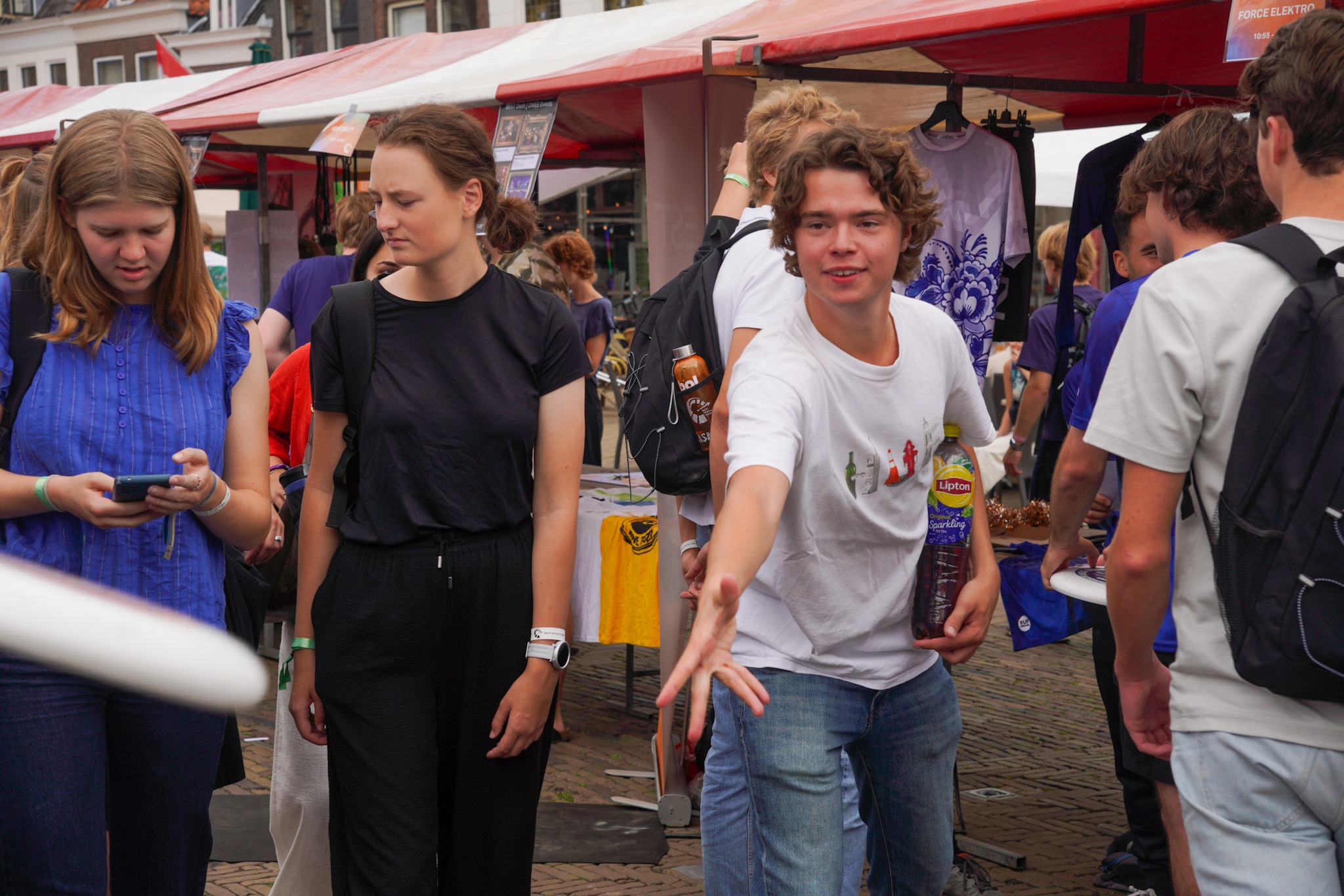 OWee dag 2: Infomarkt en verenigingen Deelnemers aan de OWee doen mee aan een activiteit op de infomarkt.