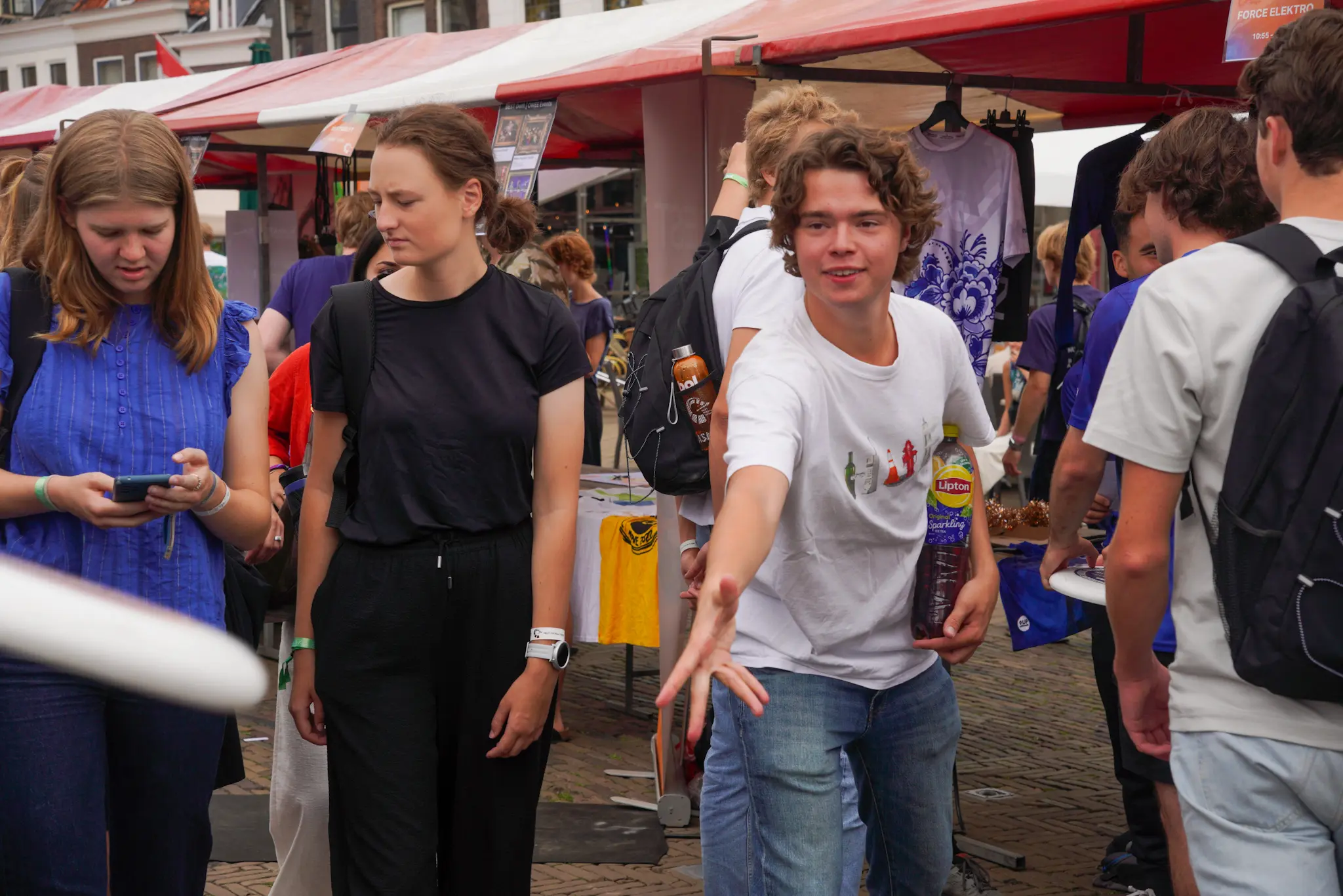 Deelnemers aan de OWee doen mee aan een activiteit op de infomarkt.