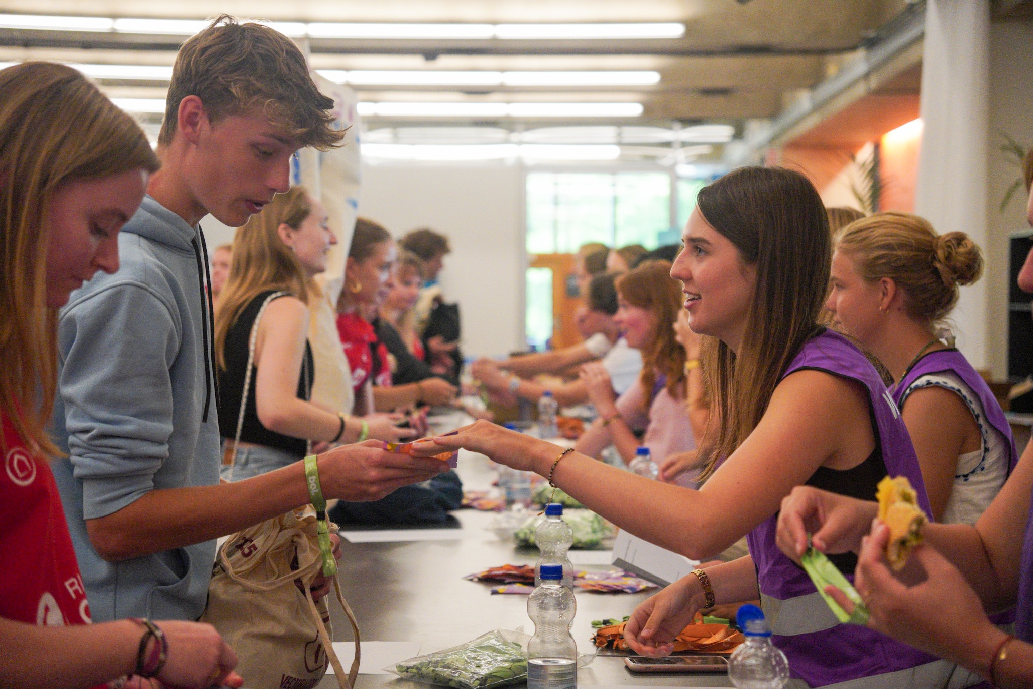Studenten melden zich aan.