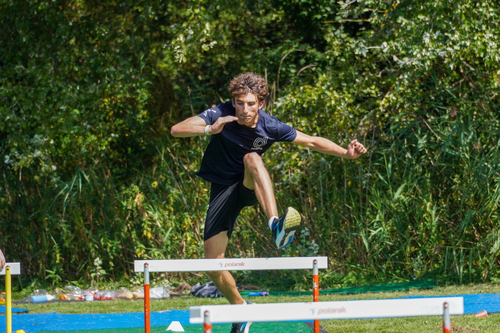 Een OWee-deelnemer doet aan hordelopen.