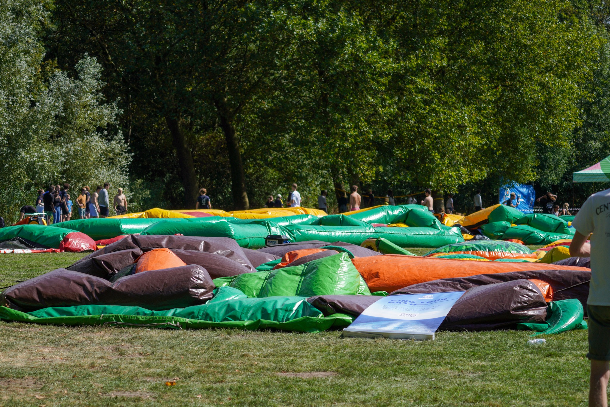 Op een grasveld liggen onopgeblazen luchtkastelen.