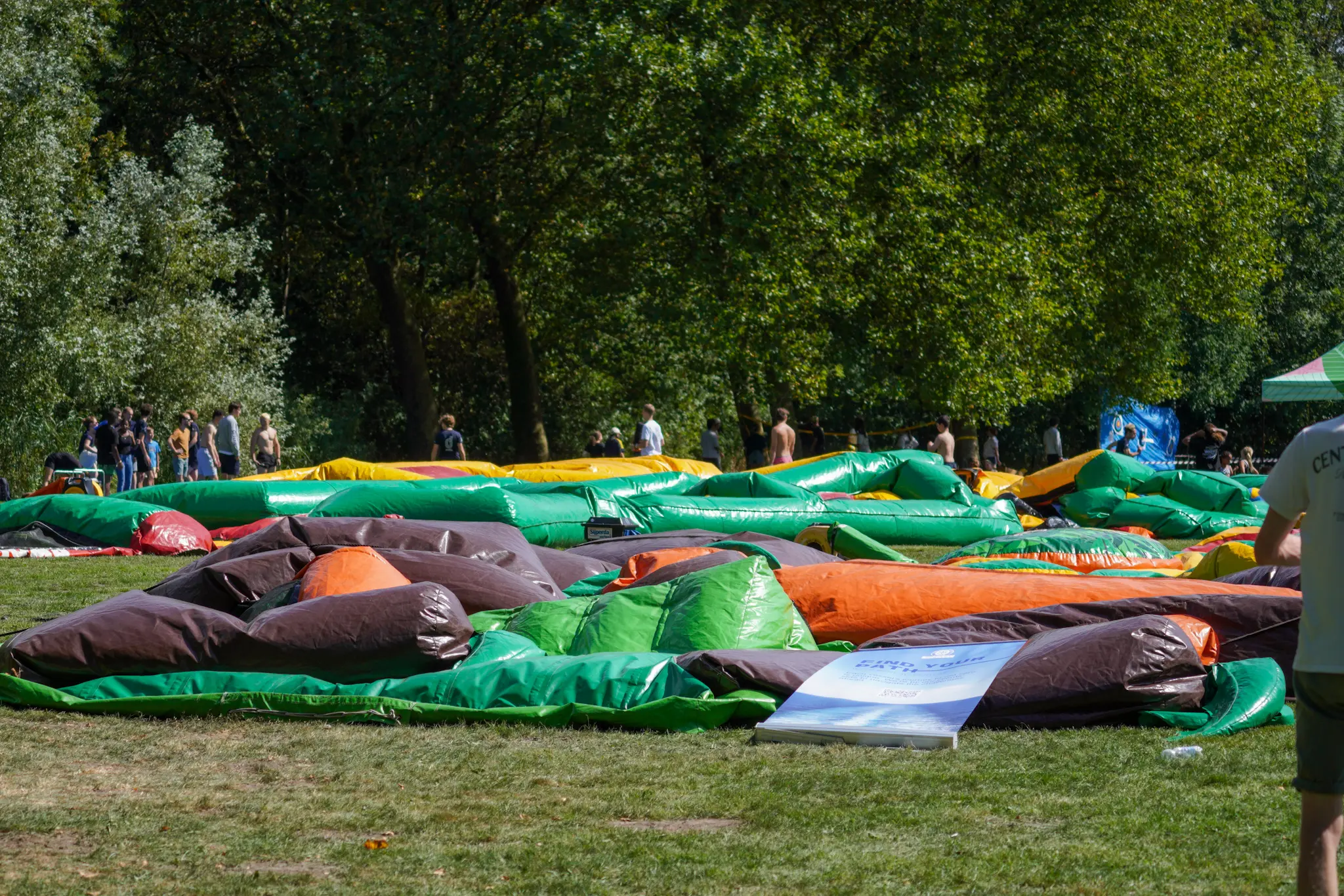 Op een grasveld liggen onopgeblazen luchtkastelen.