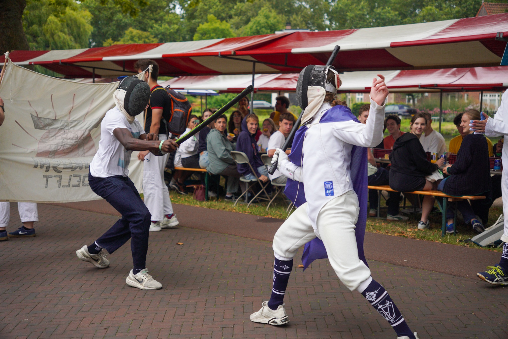 Twee mensen schermen op straat