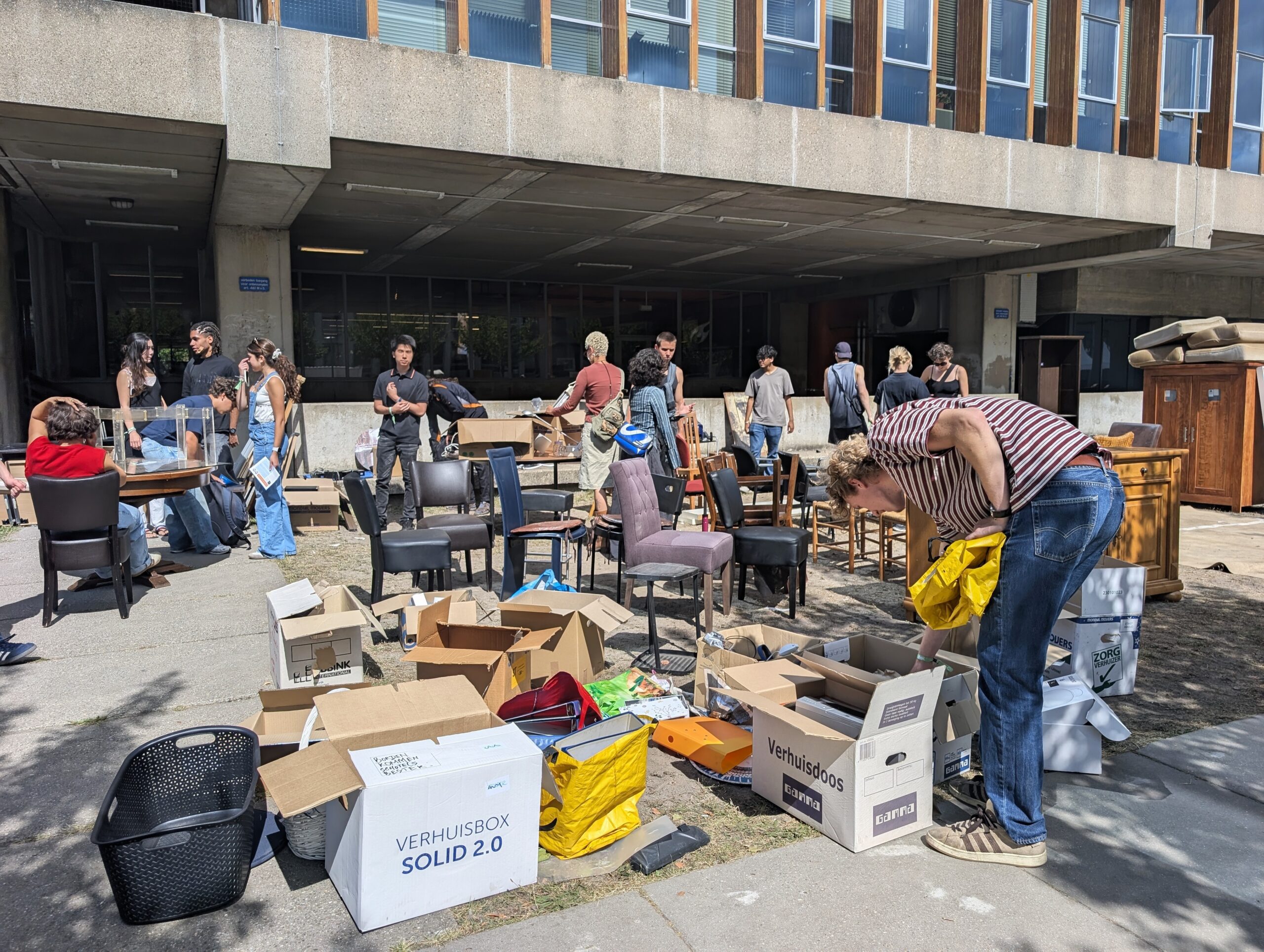 Tweedehands shoppen op de Zero Waste Markt: ‘Lukt het ons om ‘m samen twintig minuten naar huis te tillen?’