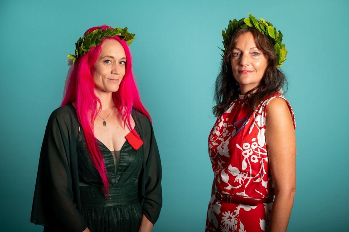 During (links) en Beckerman poseren met een lauwerkrans.