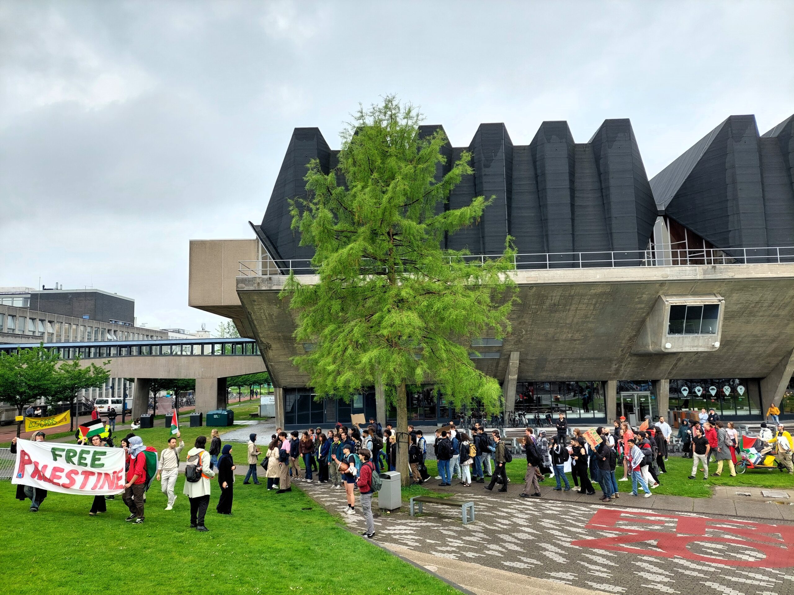 ‘Technical universities have a financial interest in collaborating with Israeli partners’ Aula TU Delft met protesterende mensen