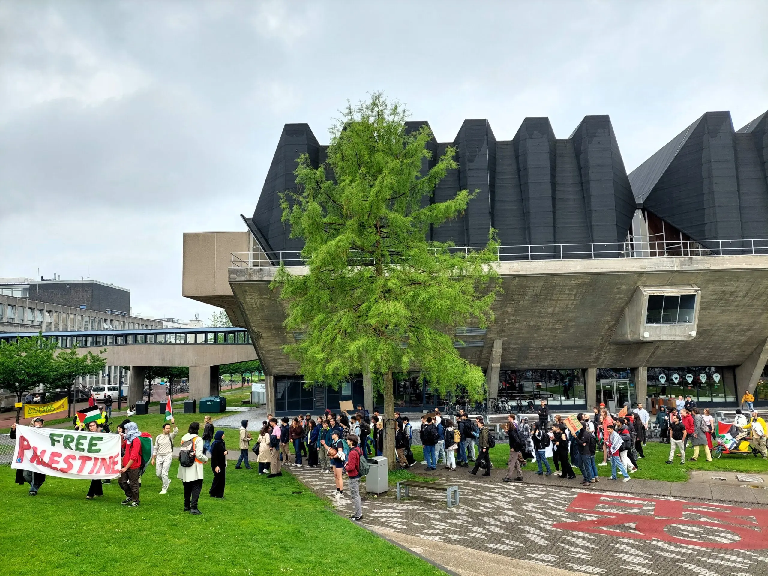 Aula TU Delft met protesterende mensen