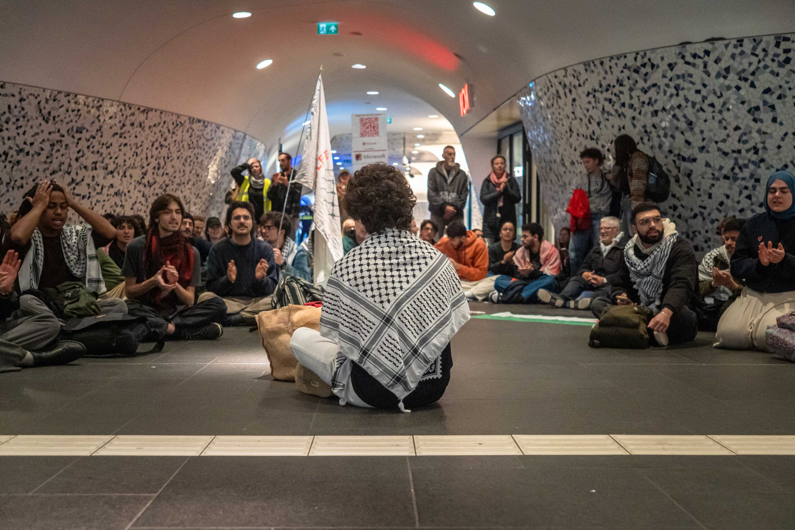 Pro-Palestijnse sit-in op het station in Delft.