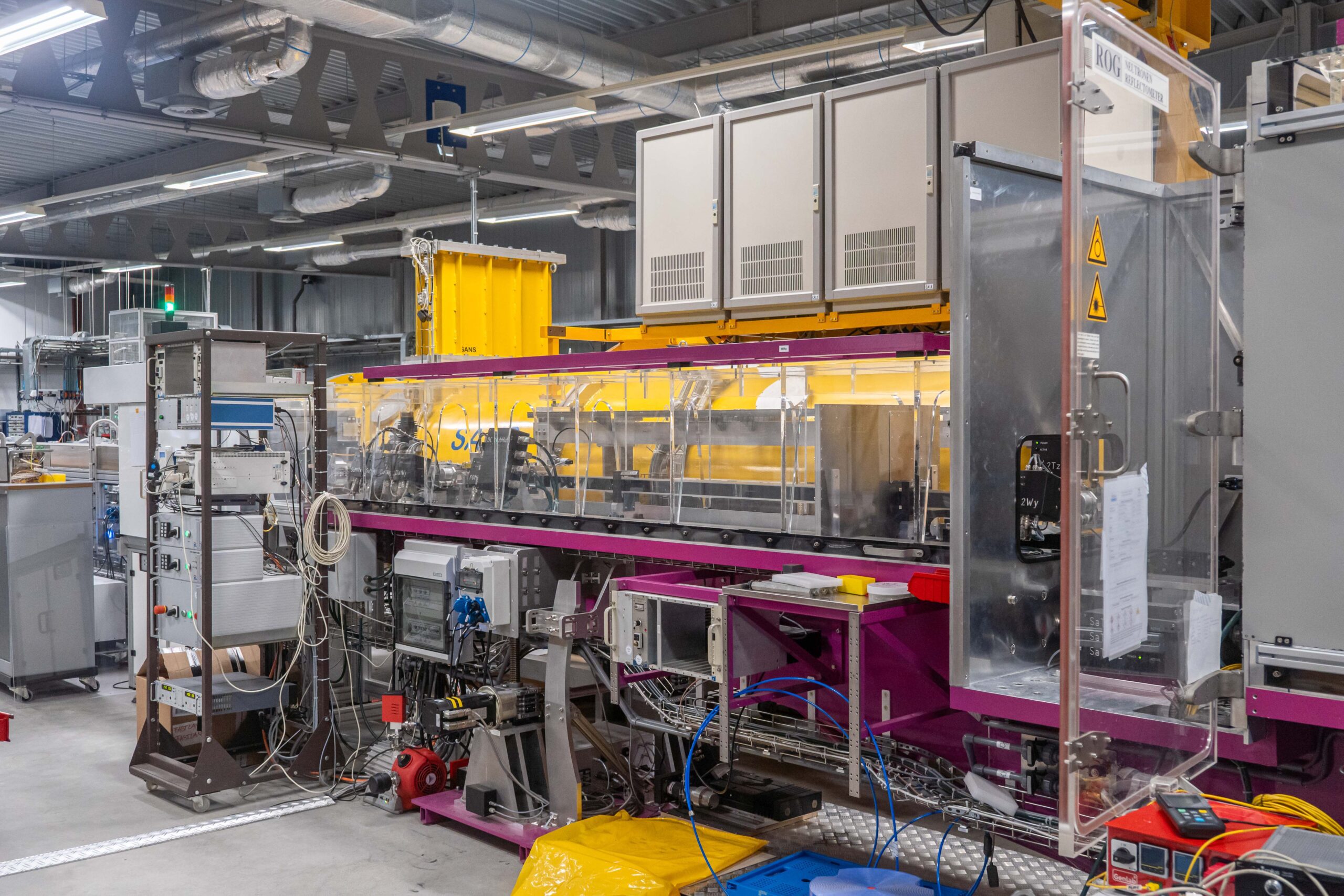 De neutronenreflectometer waar Lars Bannenberg mee werkt. (Foto: Thijs van Reeuwijk)