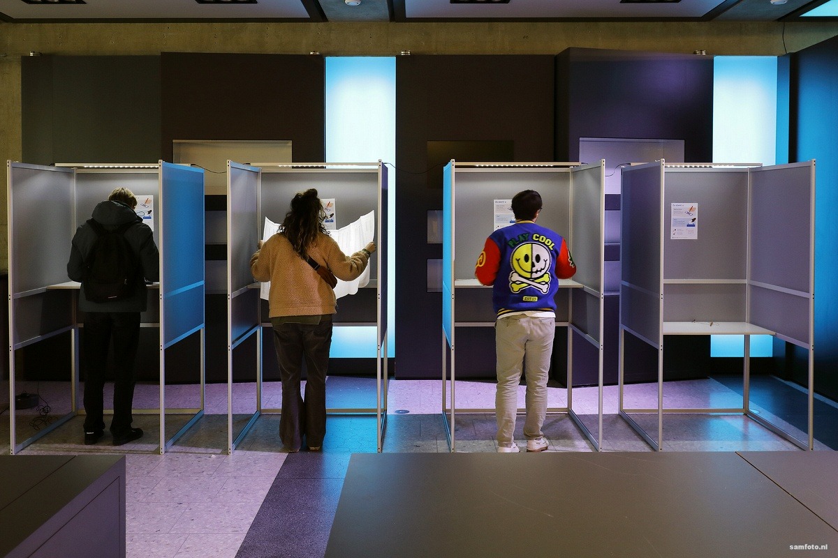 Mensen staan in stemhokjes