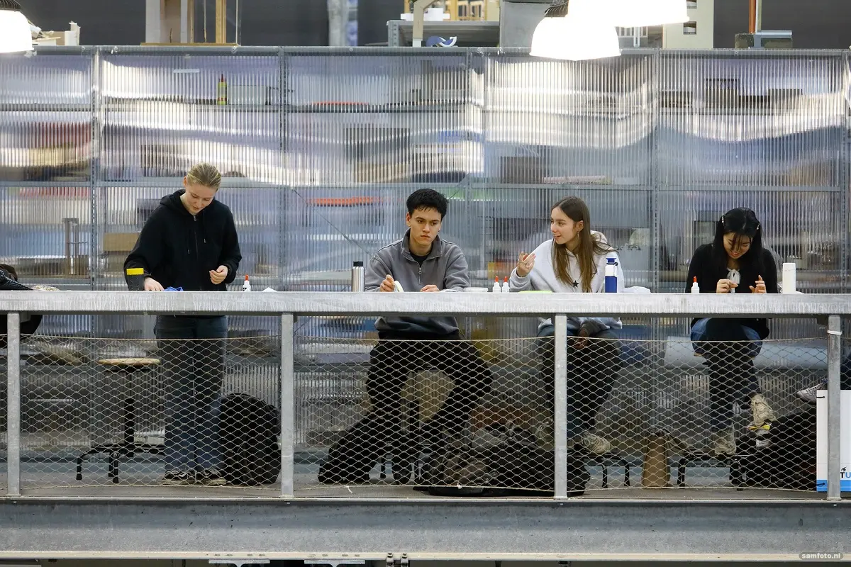 Mensen zijn aan het werk in de maquettehal van Bouwkunde