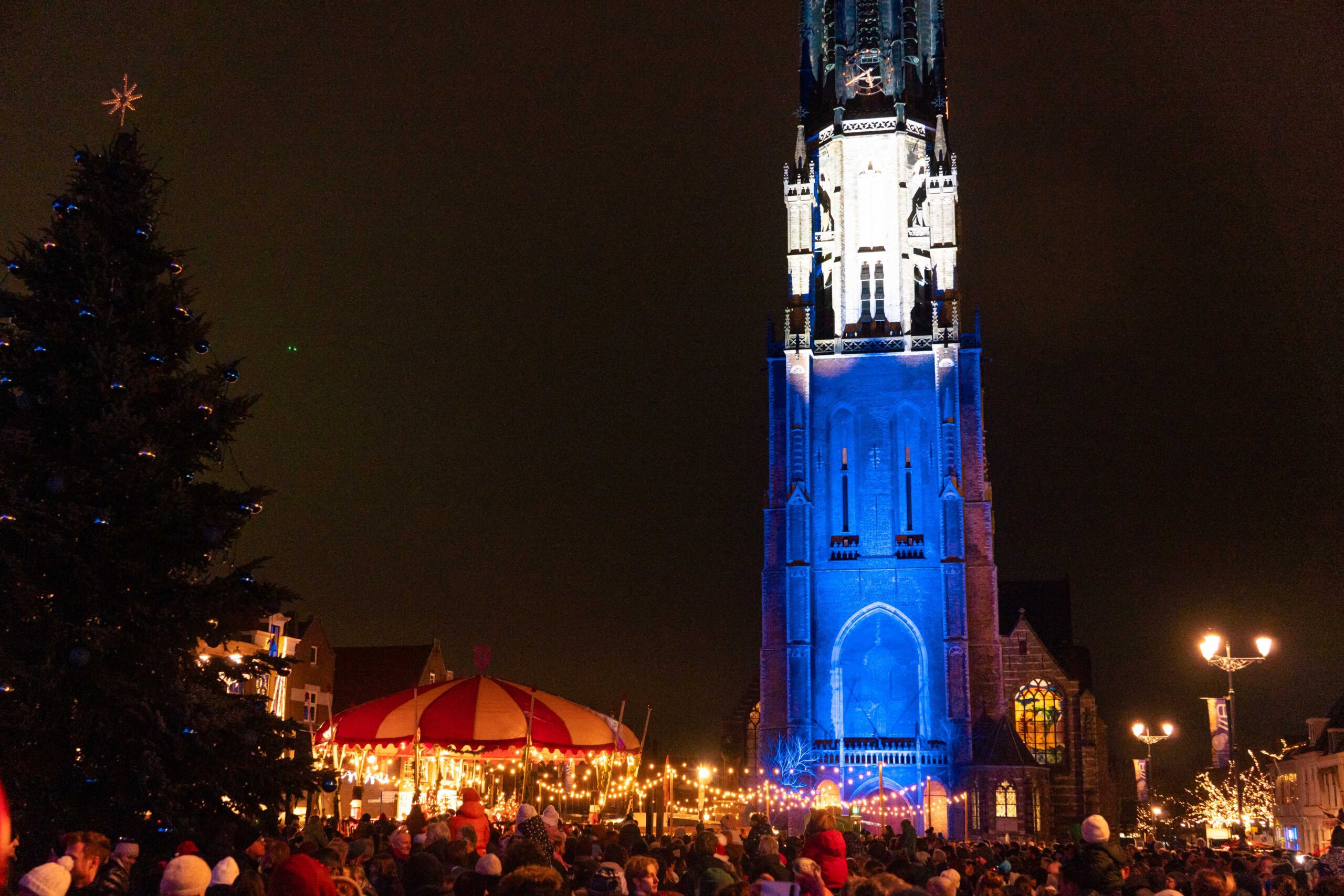 Een sfeervolle foto van de Markt in Delft tijdens Lichtjesavond