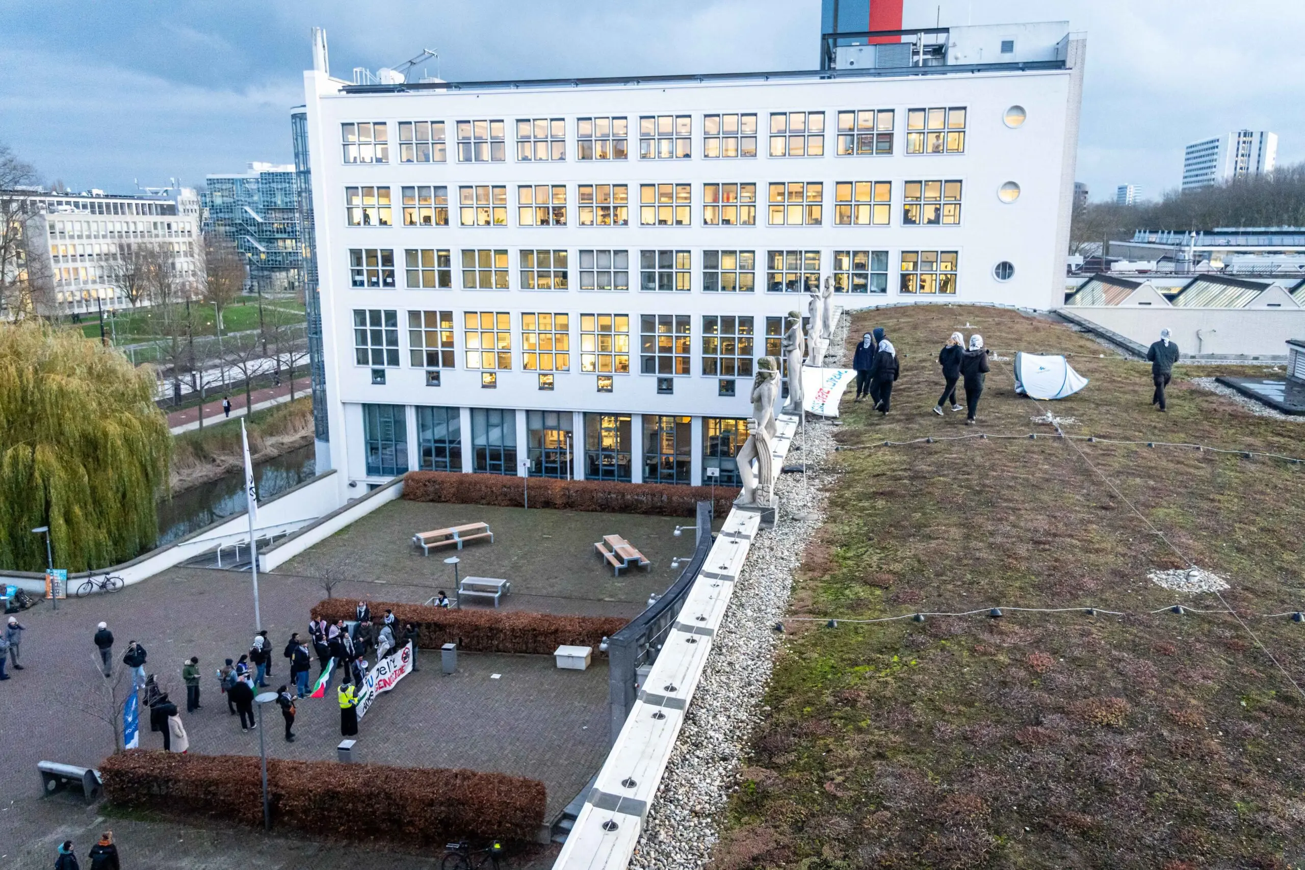 Foto vanaf het dak van ME, met activisten op het dak