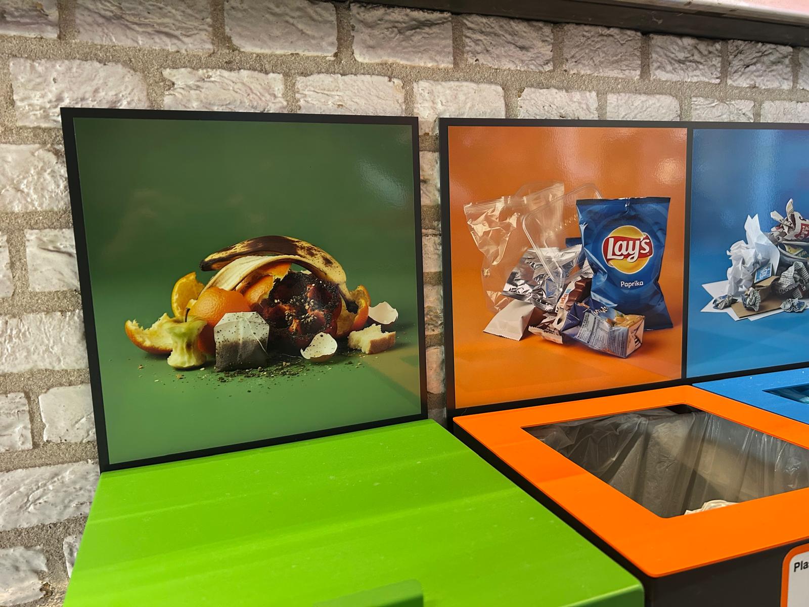prullenbakken met foto's van het afval dat erin hoort