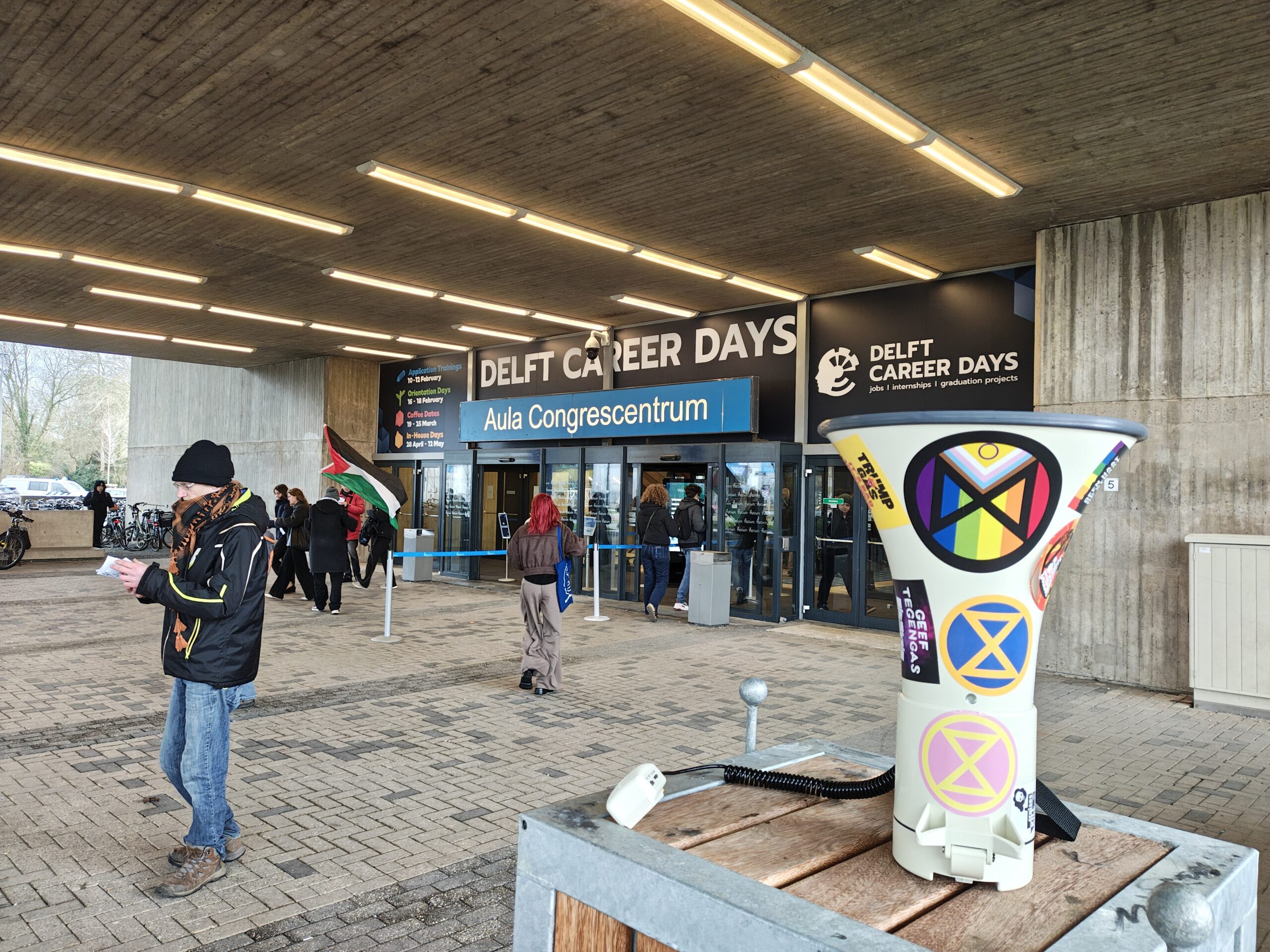 Lawaaiprotest tegen fossiele bedrijven bij Delft Career Days