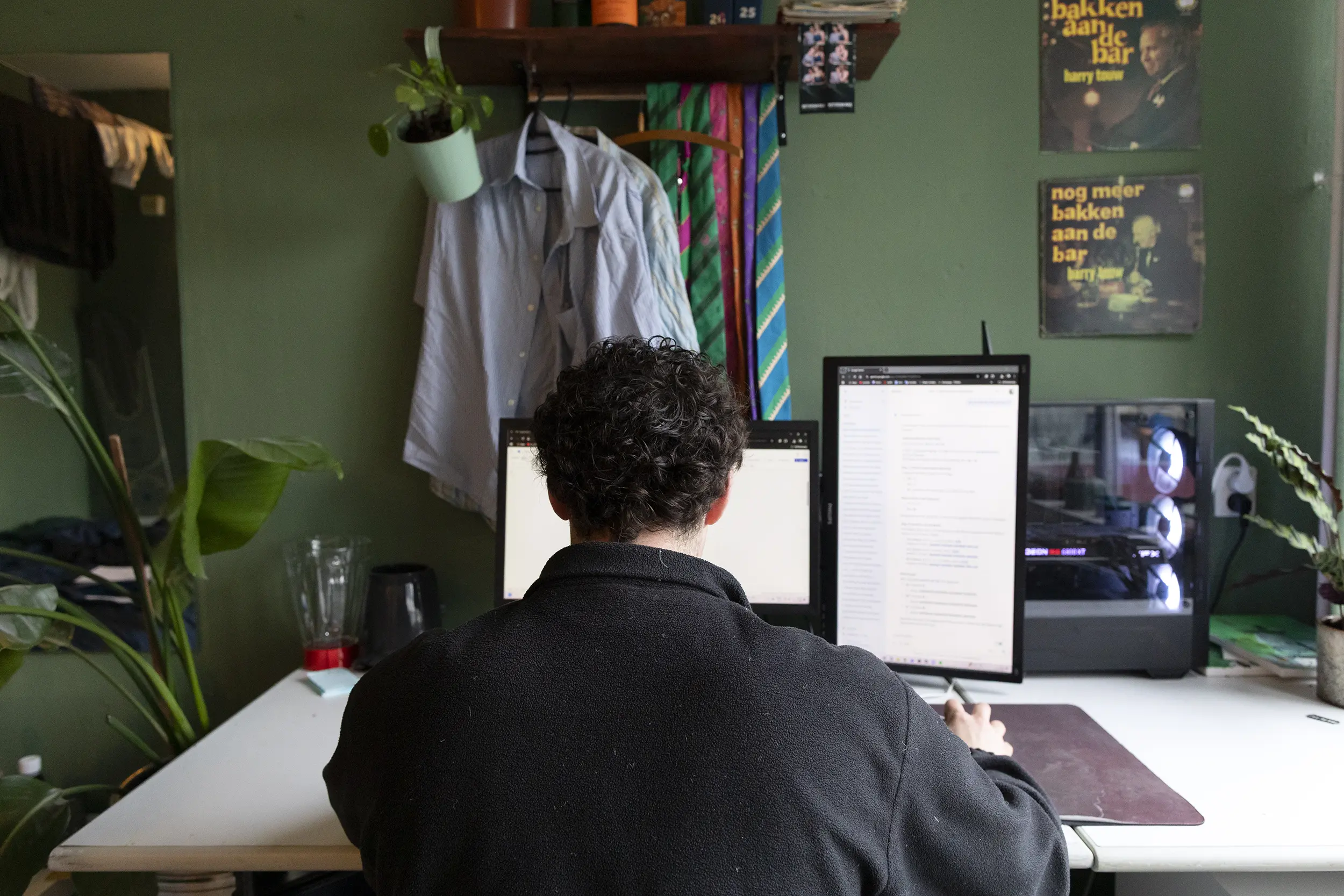 Can TU Delft students continue without ChatGPT? ‘I sometimes feel guilty about using it’ student op de rug gezien zit achter een bureau met twee computerschermen erop