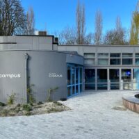 Een grijs gebouw