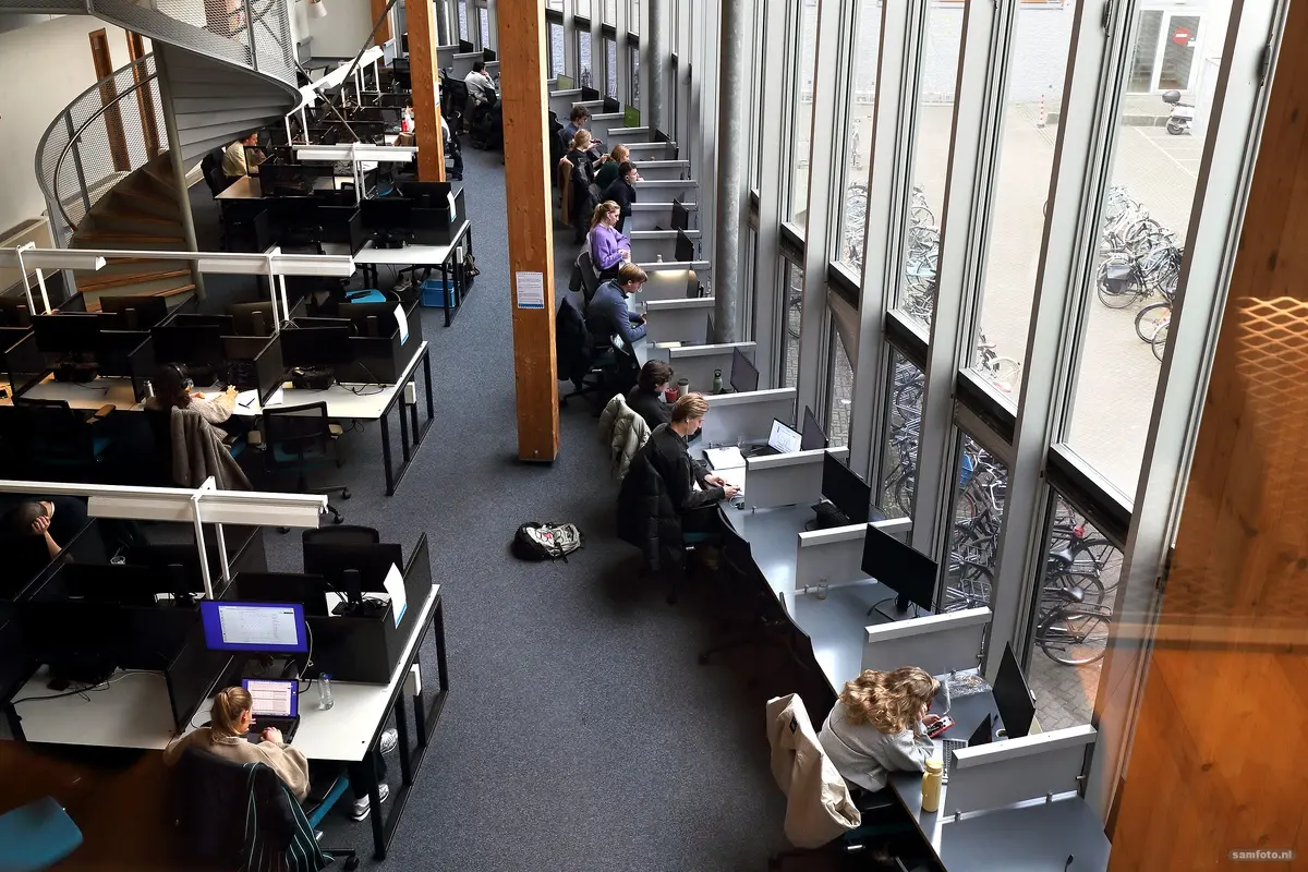 Studenten aan het werk in de bieb van de faculteit TBM