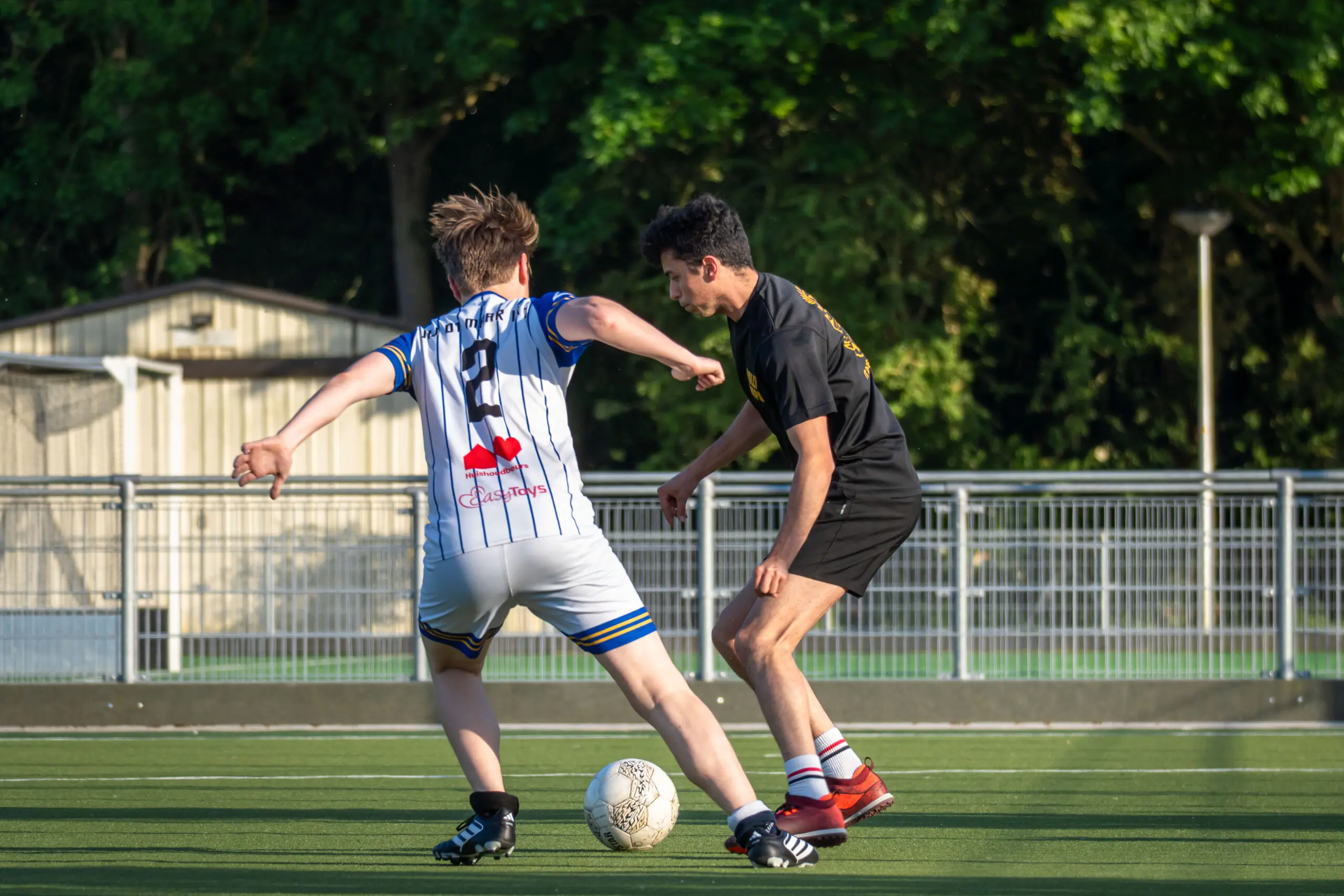 twee voetballers in actie