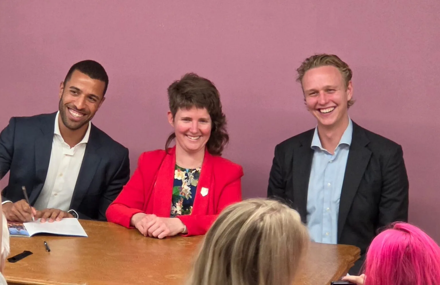 New Delft administration aims to build, but obstacles remain significant Fractievoorzitters Brendan Analikwu (D66), Rinske Wessels (Pro) en Jelle Stap (STIP) ondertekenen het akkoord | Foto: Willem de Bie